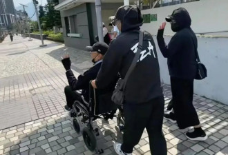 89岁谢贤老到认不出！街头晒太阳全程坐轮椅，两位保姆紧随左右