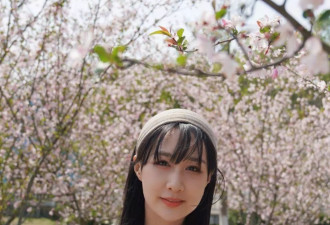 雷佳音一家4口五一度假，老婆40岁像少女