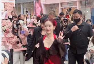 26岁赵露思音乐节复出：大热天穿短裤配毛靴子