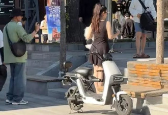 霍思燕李小璐两家遛娃，一个很白一个植发了