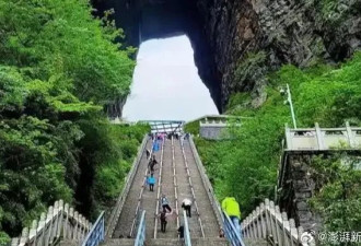 张家界游客排队8小时等下山 千人深夜滞留喊退票
