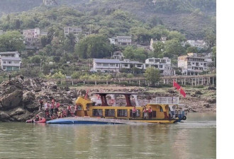贵州游船侧翻 70人落水 至少3死 14人在搜救中