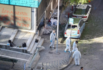 希腊女炸ATM抢钱“出意外” 突然引爆当场惨死