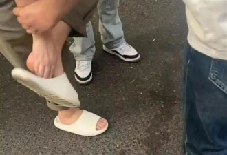 男子脚踩手机偷拍女生裙底，女生放弃报警，但...