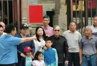 霍启刚全家回广东祭祖，三代同堂合影，郭晶晶站C位地位尽显