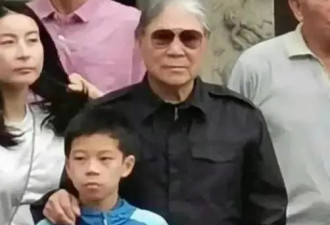 霍启刚全家回广东祭祖，三代同堂合影，郭晶晶站C位地位尽显