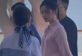 路人镜头下的关晓彤：小腹凸出屁股塌，看上去有40岁被认成了谢娜