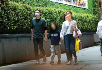 林心如一家手牵手出门，霍建华和女儿同吃一杯冰淇淋