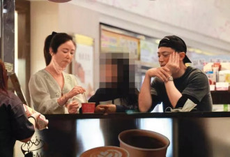 林心如一家手牵手出门，霍建华和女儿同吃一杯冰淇淋