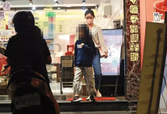 林心如一家手牵手出门，霍建华和女儿同吃一杯冰淇淋