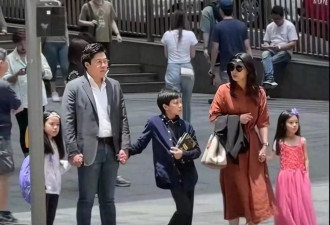 香港街头偶遇郭晶晶一家5口 低调到不行