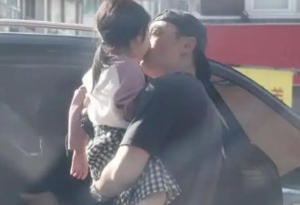 林心如霍建华带女儿出门，霍建华变成“女儿控”，8岁小海豚可爱
