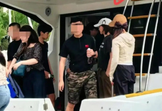 51岁董卿带孩子五一游苏州！素颜出镜气质很好，央视风范不减当年
