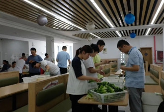 一群孤独症青年在老师的指导下过上集体生活 ....