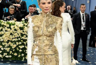 56岁邓文迪闪耀MetGala “金冠”霸气却廉价