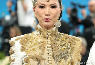 56岁邓文迪闪耀MetGala “金冠”霸气却廉价