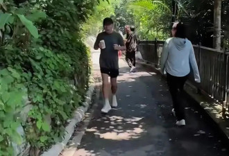 偶遇63岁梁朝伟晨跑，穿着朴素步履轻盈状态好