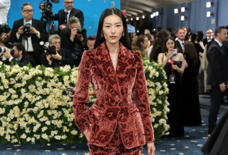 邓文迪带女儿走红毯似姐妹，Lisa一身透视秀性感，今年的MetGala女星们真是拼了！