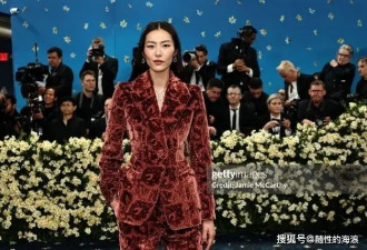 刘雯十三度征战Met Gala 红丝绒西装slay全场 G社生图美到封神