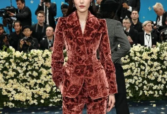 刘雯十三度征战Met Gala 红丝绒西装slay全场 G社生图美到封神