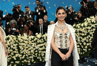 印度首富女儿惊艳MetGala 2万小时缝制的外套遭抨击