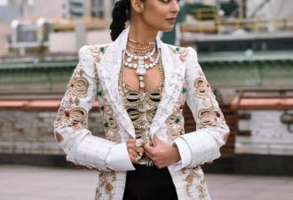 印度首富女儿惊艳MetGala 2万小时缝制的外套遭抨击