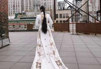 印度首富女儿惊艳MetGala 2万小时缝制的外套遭抨击