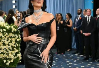  辣眼睛！Lisa穿蕾丝透视三角裤套装征战Met Gala 