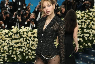  辣眼睛！Lisa穿蕾丝透视三角裤套装征战Met Gala 