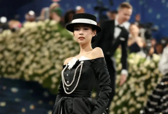  辣眼睛！Lisa穿蕾丝透视三角裤套装征战Met Gala 