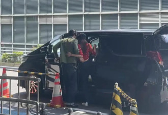 东京偶遇林志玲夫妇，林志玲又高又瘦像贵妇，俩人搂搂抱抱小举动超甜