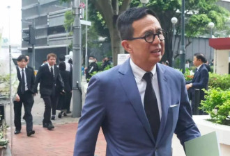 97岁李嘉诚罕见露面，对抗癌仪器爱不释手