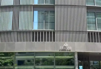 情侣吃饭两瓶矿泉水被收176元 别指责消费者“不问价”
