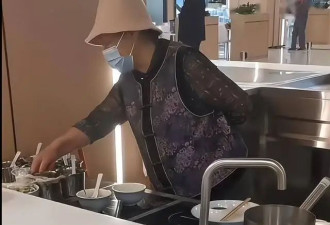 刘强东75岁母亲现身京东煮水饺 戴口罩身形佝偻 穿着富态