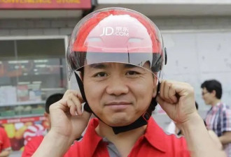刘强东75岁母亲现身京东煮水饺 戴口罩身形佝偻 穿着富态