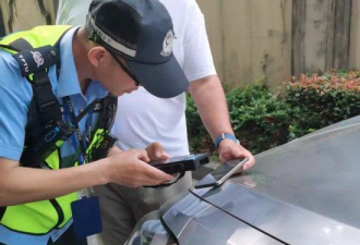 74岁张纪中开车送娃上学撞车 结果尴尬了