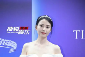高圆圆又穿小礼服，“蜜蜂臀”让人移不开目光，一般人没这好身材
