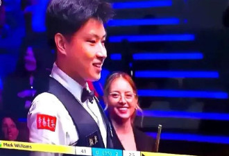 看看裁判看赵心童的眼神 就知道小伙子有多帅了