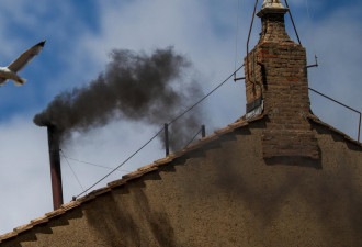 西斯廷教堂冒黑烟:周四上午未选出新教皇