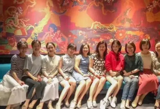 37岁黄圣依参加同学聚会：像小姑娘扎进了大妈堆里！