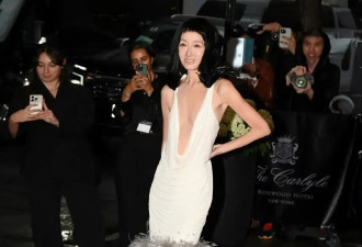 75岁婚纱女王露真容，结果被骂惨了……