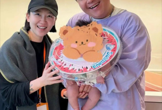 郝劭文在台湾带娃，抱着女儿打游戏，给女儿剪指甲，看起来好温柔