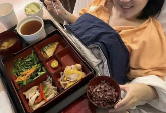 郝劭文在台湾带娃，抱着女儿打游戏，给女儿剪指甲，看起来好温柔