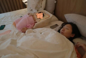 郝劭文在台湾带娃，抱着女儿打游戏，给女儿剪指甲，看起来好温柔