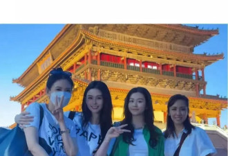 57岁邱淑贞带女儿游西安，打扮时尚！