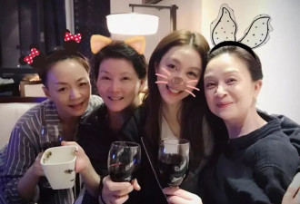 姜妍逛商场被偶遇：穿条纹上衣扎丸子头像20岁