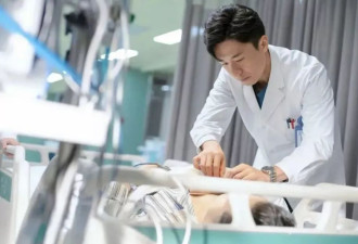乘客突发急病，医生为何选择不救？