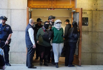 警察突袭哥大：78人被捕、留学生惨了