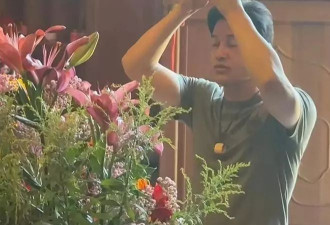 吕良伟和妻子在普陀山祈福！妻子岁月感很强