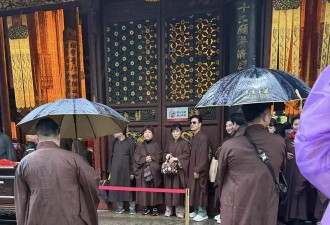 吕良伟和妻子在普陀山祈福！妻子岁月感很强